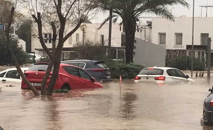 Muğla’nın Bodrum ilçesinde sabah saatlerinde başlayan yağış, öğle saatlerinde aniden