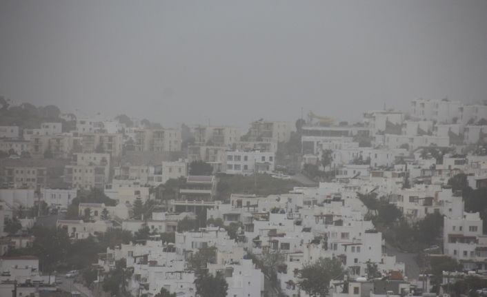 Kuzey Afrika’dan gelen toz bulutu Bodrum’a ulaştı. Fırtınanın da etkisiyle