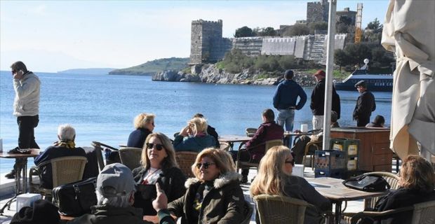 Muğla'nın Bodrum ilçesinde, güzel havayı fırsat bilen halk, sahilleri doldurdu.