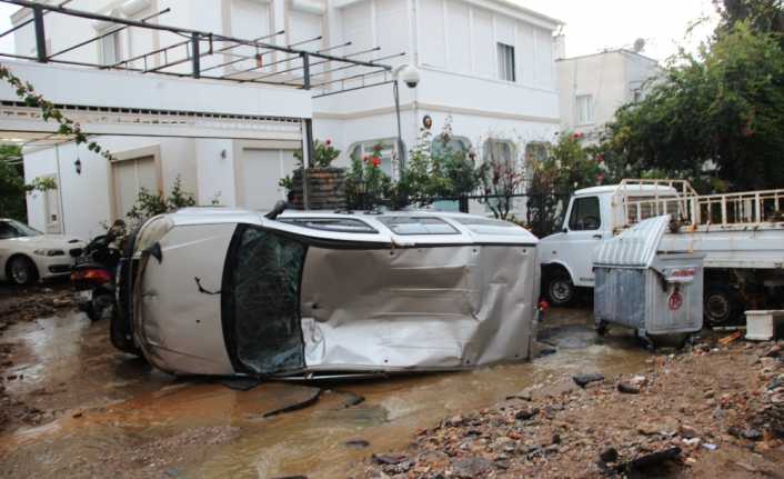 Bodrum’u sel vurdu. Cadde ve sokakların göle döndüğü ilçede araçlar