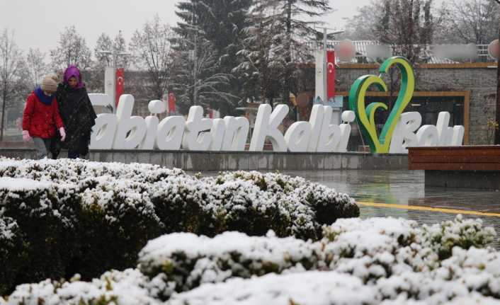 Bolu’da, sabah saatlerinde başlayan kar yağışıyla birlikte kent merkezindeki yeşil