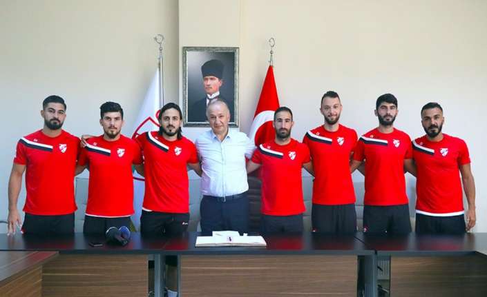 Spor Toto 1. Lig takımlarından Boluspor, renklerine bağladığı 8 yeni