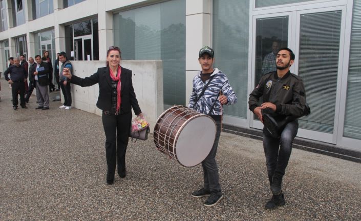 Bursa’da eşinden boşanan kadın, adliye önünde davul ve dümbelek çaldırdı,