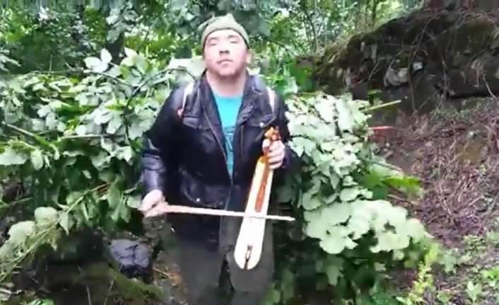 Giresun’da kemençe sanatçısı Hayati Daştan’ın sırtındaki yüklerle kemençe çalarak atma