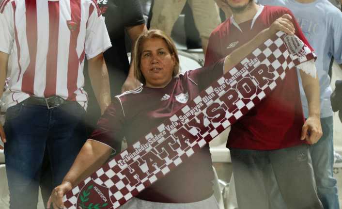 Spor Toto 1. Lig ekibi Hatayspor’un kadın amigosu Songül Taşdelen,