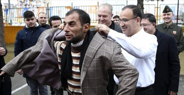 AK Parti Yozgat İl Kongresi'nin düzenleneceği salonda incelemede bulunan Başbakan