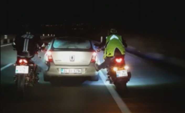 Motosiklet sürücüleri yolda bozulan ve içerisinde 3 aylık bebek de