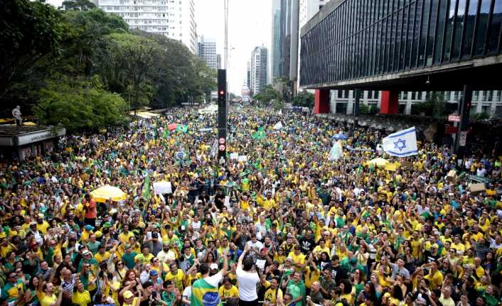 Brezilya’da cumhurbaşkanlığı seçimlerinde ikinci tura kalan Jair Bolsonaro’nun adaylığını destekleyen