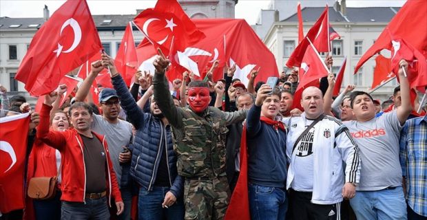 Belçika'nın başkenti Brüksel'de Afrin'e yönelik gerçekleştirilen Zeytin Dalı Harekatı'na destek