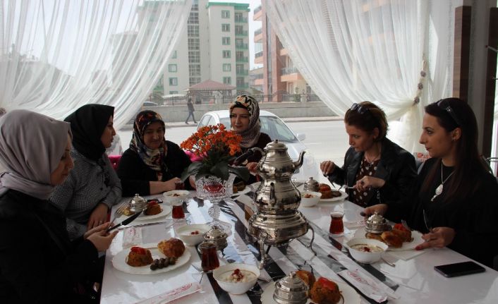 Sivas’ta yaşayan 4 çocuk annesi Kübra Korkmaz, evlerde düzenlenen altın