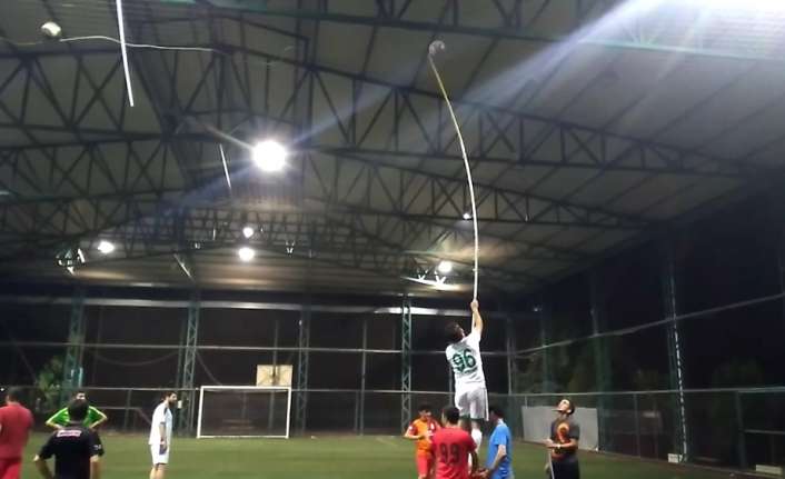 Osmaniye’de bir halı sahada iki arkadaş grubunun oynadığı futbol maçında