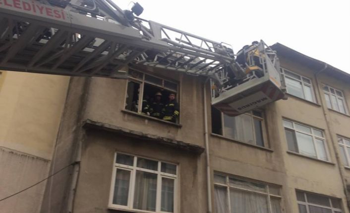 Kocaeli’nin Darıca ilçesinde bir evde çıkan yangında dumandan etkilenen anne