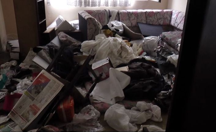 İstanbul Zeytinburnu’nda mahalle sakinleri bir evden kötü kokular gelmesi üzerine