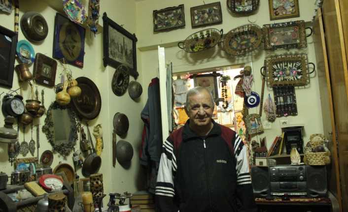Hatay’ın İskenderun ilçesinde yaşayan Erdem Erozan’ın evinin odasındaki duvarları 56
