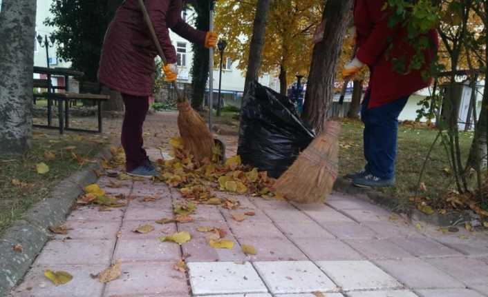 Kastamonu’nun Daday ilçesinde sokakların temizliği kadınlardan soruluyor. 