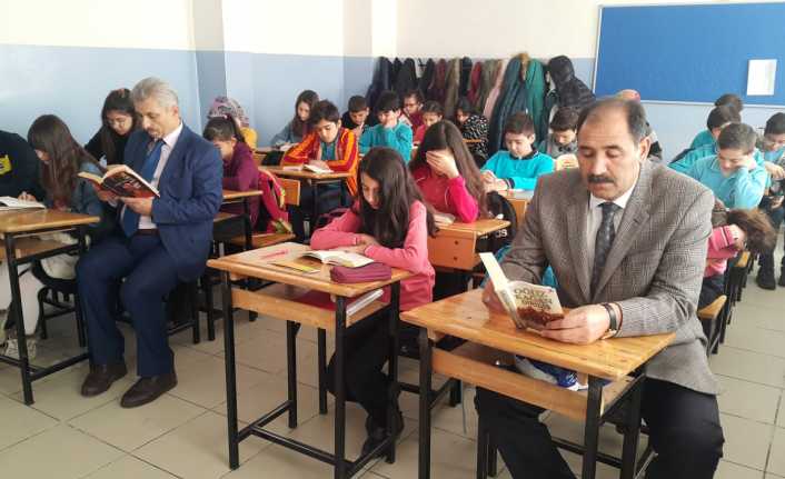 Erzincan İMKB Müşir Zeki Paşa Ortaokulunda öğrenciler kitap okuyarak güne