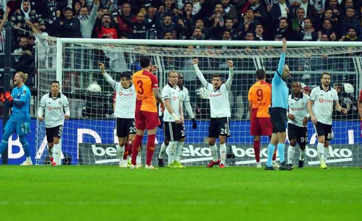 Galatasaray, 2018-2019 sezonunda Süper Lig’de çıktığı iki derbiden de 3