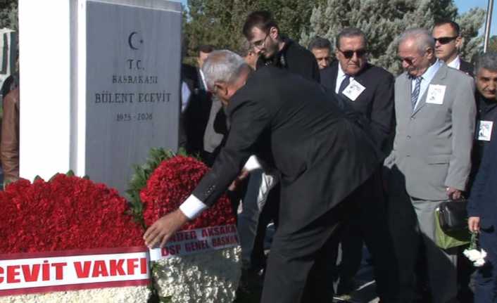 Eski başbakanlardan Bülent Ecevit, vefatının 12. yılında mezarı başında düzenlenen