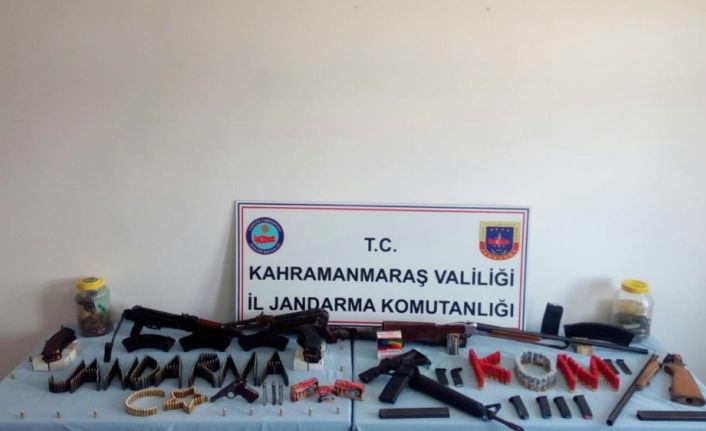 Kahramanmaraş’ın Pazarcık ilçesinde düzenlenen operasyonda bir evde çok sayıda silah