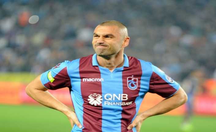 Trabzonspor’da kadro dışı bırakılan Burak Yılmaz, Trabzon’a gelerek antrenmanlara başladı.