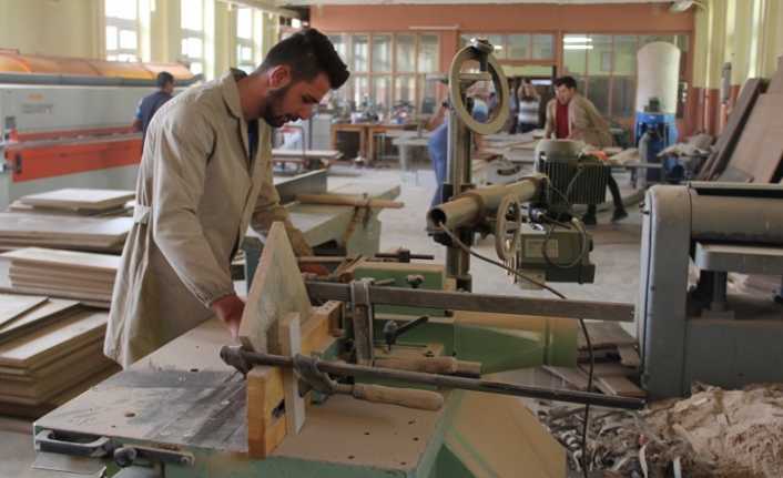 Erzincan’da Mesleki Teknik Anadolu Lisesi üretim yaparak hem iş öğrenen