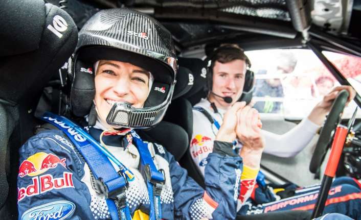Ünlü sunucu Burcu Esmersoy, dünyanın en iyi ralli pilotlarından Red
