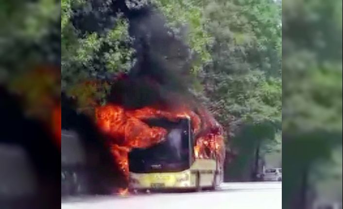 Bursa’da seyir halindeki belediye otobüsü yolcuları içerisindeyken alev aldı. 