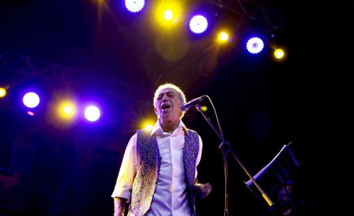 Edip Akbayram, Bursa’nın Mudanya ilçesindeki konserinde Mütareke Meydanı’nı dolduran binlerce