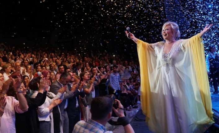 Uluslararası Bursa Festivali’nde sahne alan Emel Sayın ile Emre Altuğ