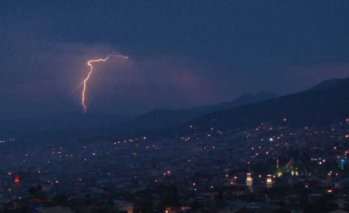 Bursa’da beklenen yağışla birlikte başlayan şimşekler gökyüzünü aydınlattı. 