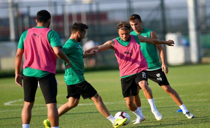 Bursaspor, bugün akşam saatlerinde yaptığı antrenmanla çalışmalarını sürdürdü.