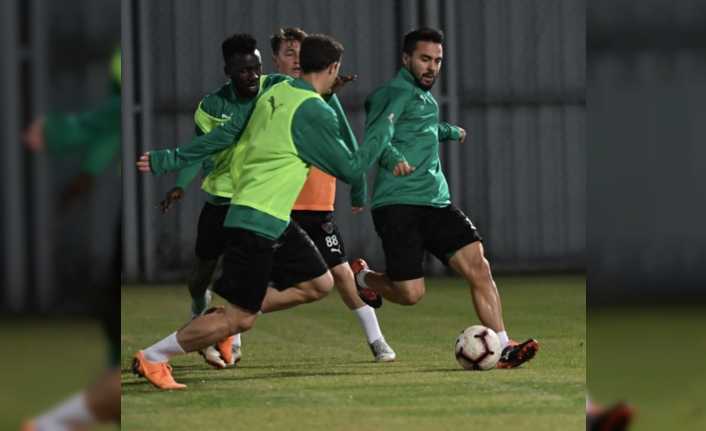 Bursaspor’da Ankaragücü galibiyetinin ardından affedilen Yusuf Erdoğan ve Furkan Soyalp