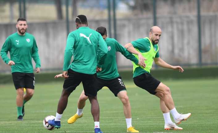 Bursaspor, bugün akşam üzeri yaptığı antrenmanla Galatasaray maçı hazırlıklarını sürdürdü.