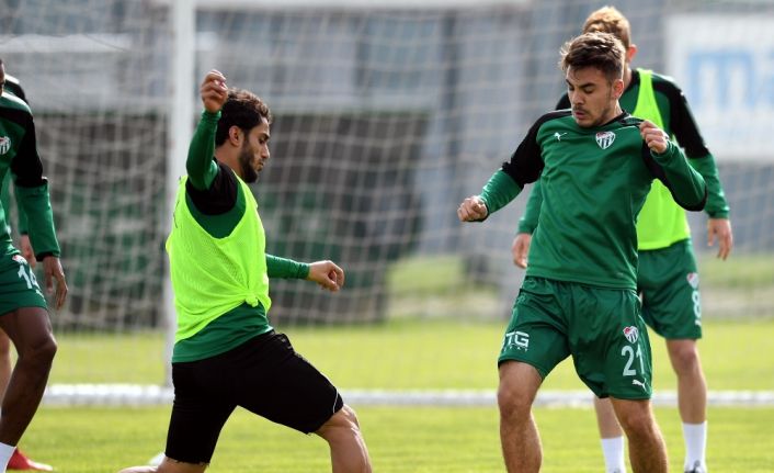 Bursaspor, bugün akşam üzeri yaptığı antrenmanla Antalyaspor maçı hazırlıklarını sürdürdü.