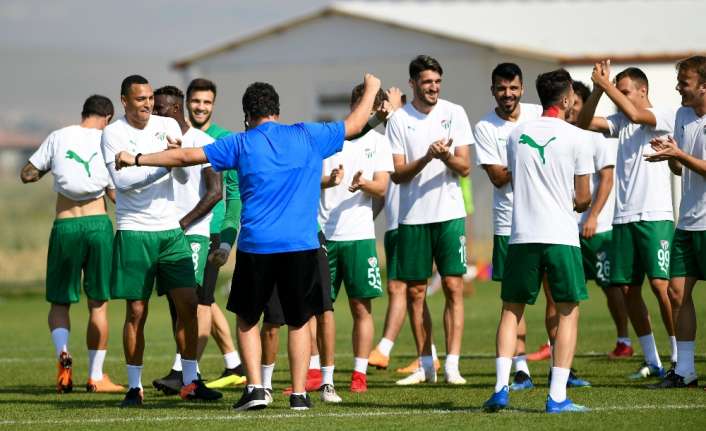 Bursaspor, bugün sabah saatlerinde yaptığı antrenmanla çalışmalarını sürdürdü. Antrenmanda yeşil-beyazlı