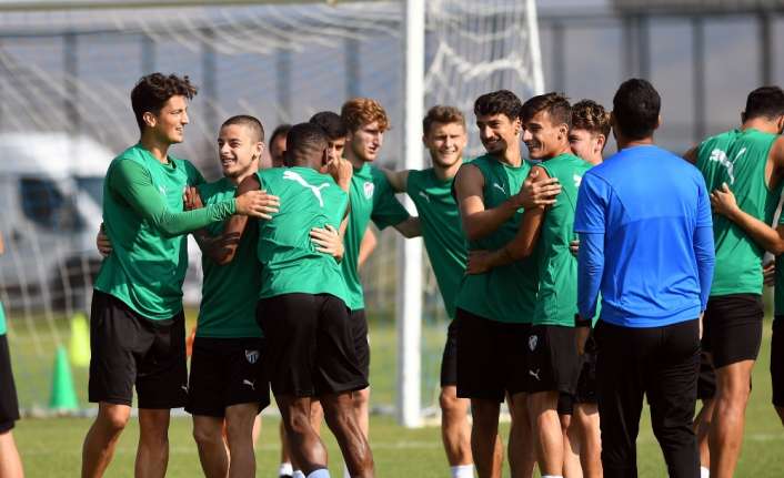 Yeni sezon hazırlıklarını Afyon’da sürdüren Bursaspor’da, yeşil-beyazlı futbolcuların yüzleri gülüyor.