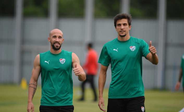 Bursaspor’un yeni transferleri Iasmain Latovlevici ve Santiago Vergini ilk antrenmanına