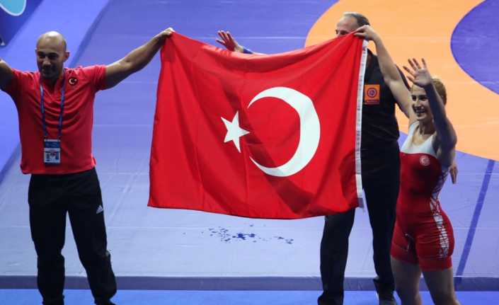 Macaristan’ın başkenti Budapeşte’de düzenlenen Dünya Kadınlar Serbest Güreş Şampiyonası’nda 72