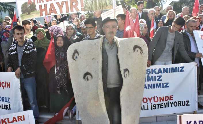Bursa’da köylerine katı atık tesisi yapılmasını istemeyen yüzlerce kadın ve