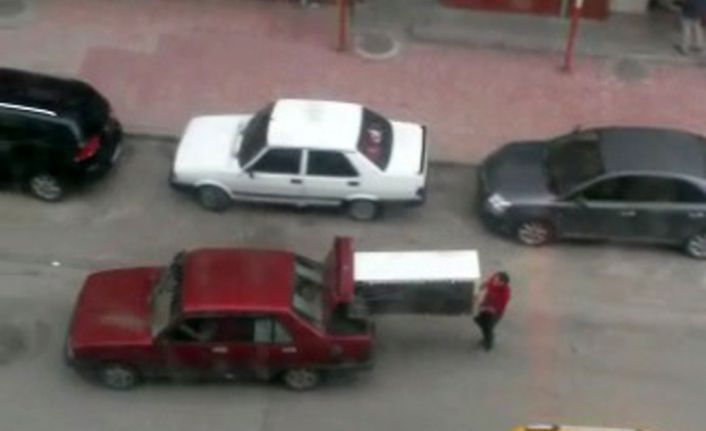 Erzurum’da aracın içerisine sığmayan buzdolabını otomobilin bagajında taşıyan iki kişi