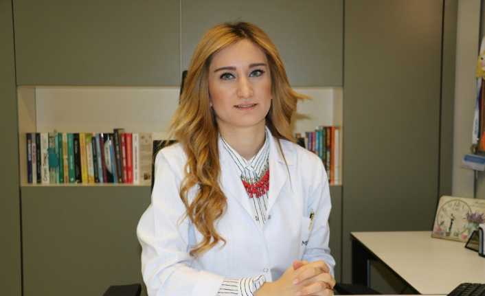 Psikolog Begüm Özkaya, fomo hastalığının gelişmeleri kaçırma korkusu olduğunu söyleyerek