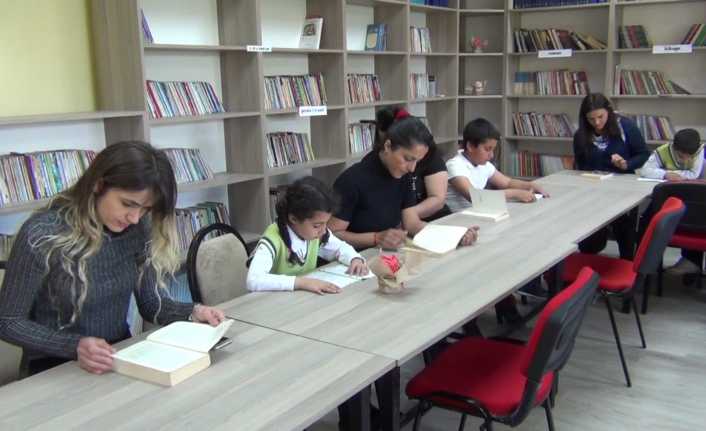 Erzincan’ın Çağlayan Beldesinde bulun Çağlayan İlkokulunda yürütülmekte olan ‘Annelerimiz Okuyor’