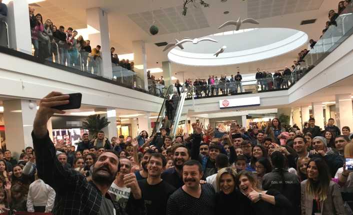 İddialı oyuncu kadrosuyla vizyona giren ve yönetmenliğini Murat Şeker’in üstlendiği