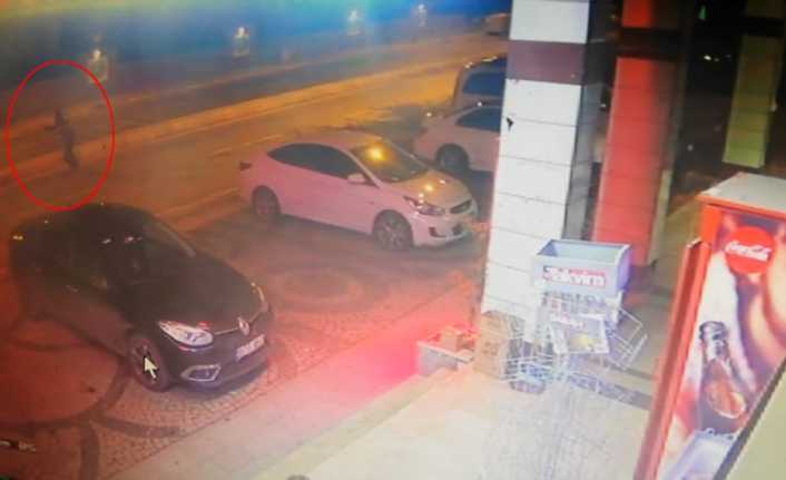İstanbul Beylikdüzü’nde bir motosikleti çalmak isteyen 2 kişi, motosikletin sahibini