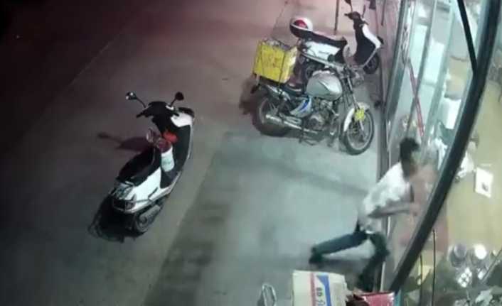 Çin’de bir markete girmek isteyen şahıs, kapalı cam kapıyı fark