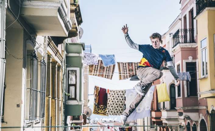 Dünyanın en iyi slackline (ip üstünde gösteri) sporcularından Alex Mason,