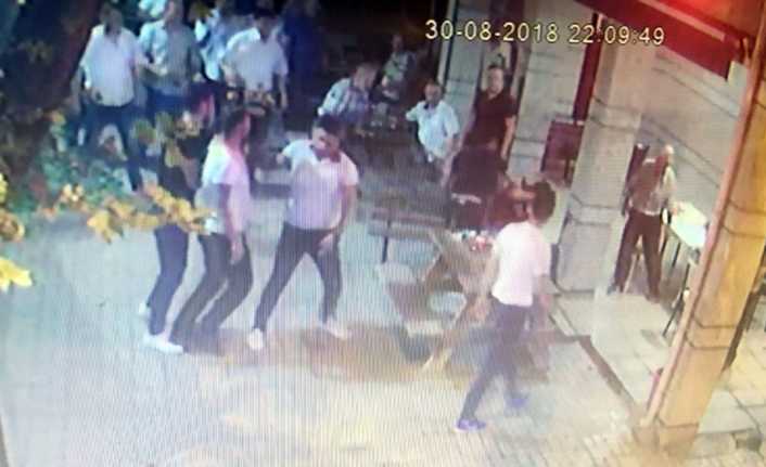Bursa’da, cami avlusuna gelen kalabalık grup, husumetli olduğu iddia edilen