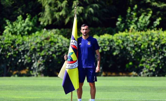 Fenerbahçe’nin başarılı futbolcusu Mehmet Topal, camiada yeni bir sayfa açıldığını