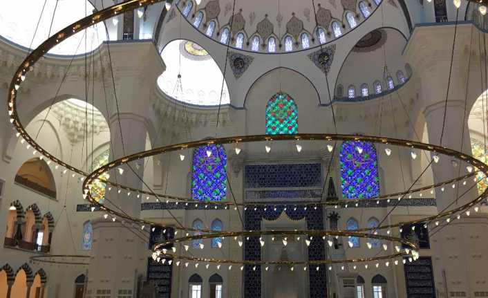 Temelleri 6 Ağustos 2013’te atılan Çamlıca Camii’ne 7 tonluk avize