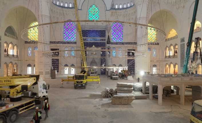 Çamlıca Camii’nin inşaatında sona gelinirken, cami içine aydınlatma için üzerinde